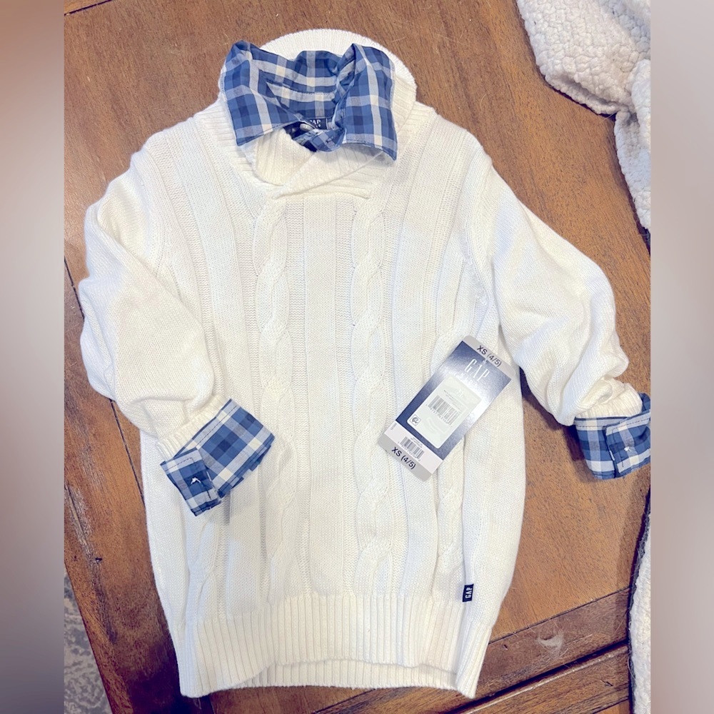 GAP White and Blue Crewneck Sweater with Ribbed Texture